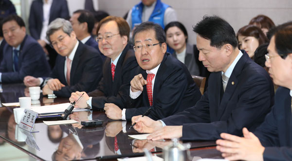 홍준표 경남지사가 8일 오전 국회 의원회관 식당에서 열린 자유한국당 초선의원과의 모임에서 인사말을 하고 있다. 연합뉴스