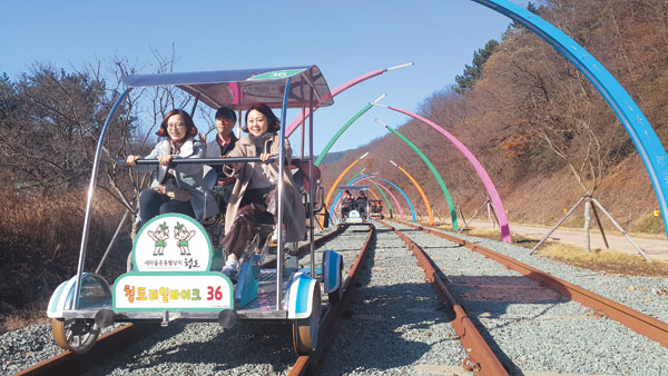 지난해 7월 개장한 청도 레일바이크가 봄을 맞으면서 더욱 인기몰이를 하고 있다. 청도군 제공