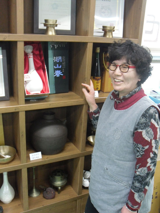 장수 황씨 종택에서 제사 준비로 한창인 송일지 씨. 호산춘은 송 씨에게 정성이고 자부심이다.