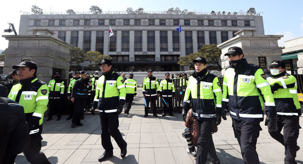 박근혜 대통령 탄핵 심판 선고를 하루 앞둔 9일 경찰들이 서울 종로구 재동 헌법재판소 앞을 둘러싸고 삼엄한 경비를 펼치고 있다. 연합뉴스