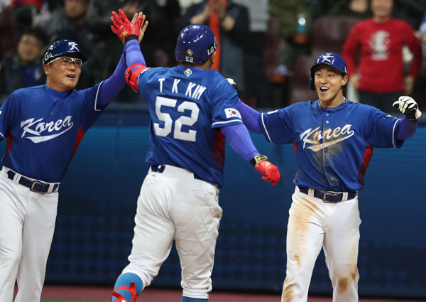 9일 오후 서울 구로구 고척스카이돔에서 열린 2017 월드베이스볼클래식(WBC) 서울라운드 한국 대 대만 경기. 김태균이 10회초 2사 1루에서 왼쪽 펜스를 넘는 2점짜리 홈런을 친 뒤 동료 손아섭의 축하를 받고 있다. 2017.3.9/연합뉴스