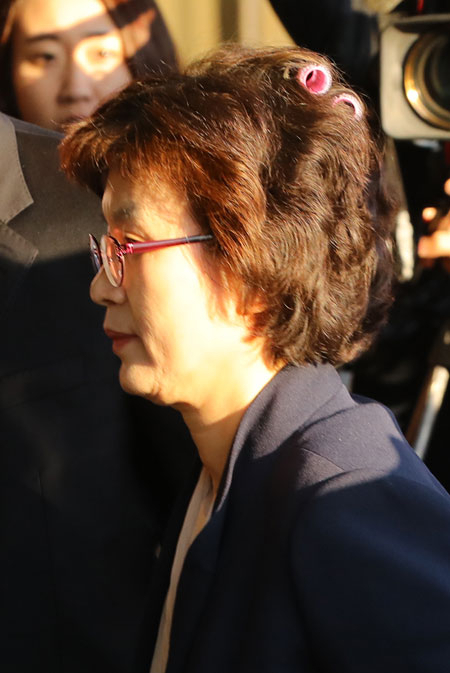 박근혜 대통령 탄핵심판 선고일인 10일 오전 이정미 헌법재판소장 권한대행이 서울 종로구 헌법재판소로 출근하고 있다. 이날 평소보다 이른 시간에 출근한 이 재판관은 긴장된 상황을 반영하듯 머리카락에 미용도구(헤어 롤)를 그대로 꽂은 채 청사로 들어갔다. 2017.3.10 연합뉴스