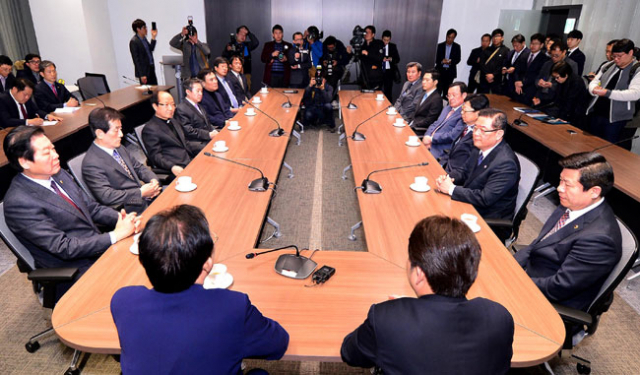 헌법재판소가 박근혜 대통령 탄핵 인용을 선고 한 10일 오후 대구은행 제2본점에서 김관용 경상북도지사, 권영진 대구시장을 비롯한 대구경북 발전협의회 회원들이 지역현안에 대해 긴급회의를 갖고 있다. 김영진 기자 kyjmaeil@msnet.co.kr
