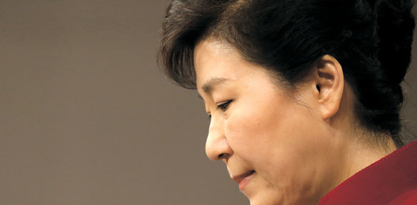 대한민국 헌정 사상 처음으로 박근혜 대통령이 파면됐다. 첫 여성 대통령, 첫 부녀 대통령으로, 아버지 박정희 전 대통령의 신화 재현을 꿈꾸며 2013년 2월 25일 대한민국 제18대 대통령으로 화려하게 취임했던 박근혜 전 대통령은 임기 5년을 다 채우지 못하고, 재임 4년 13일, 1천475일 만에 대통령직에서 내려왔다. 혁명이나 쿠데타, 유고로 임기를 중간에 마친 대통령은 이승만, 윤보선, 박정희 전 대통령 등 3명이 있었지만 탄핵에 의해 파면을 당한 건 박근혜 전 대통령이 유일하다. 박근혜 전 대통령의 파면으로 오는 12월 20일 치러질 예정이던 제19대 대통령 선거는 5월 초로 앞당겨지게 됐다. 매일신문 DB