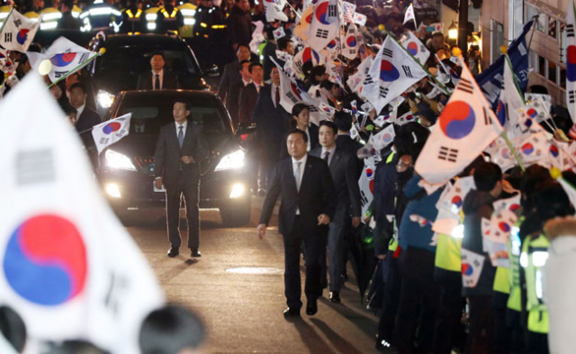 박근혜 전 대통령이 탄 차량이 12일 오후 청와대를 떠나 서울 강남구 삼성동 사저에 도착하며 지지자들의 환호를 받고 있다. 연합뉴스