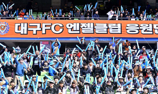 대구FC가 4년 만에 홈구장에서 K리그 1부리그 클래식 경기를 치른 11일 오후 대구스타디움을 찾은 엔젤클럽 회원들이 경기를 관람하며 열띤 응원을 펼치고 있다. 