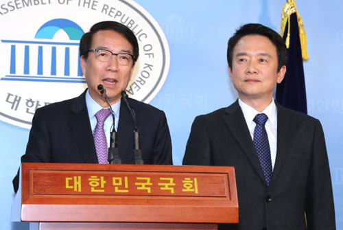 정운찬(왼쪽) 전 국무총리와 바른정당 대선주자인 남경필 경기도지사가 12일 오후 국회 정론관에서 기자회견을 열고 정치권에 