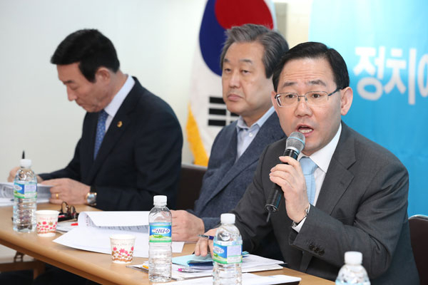 바른정당이 대통령 파면을 계기로 대대적인 쇄신책을 내놓으면서 활로를 찾을 수 있을지 주목된다. 12일 제주시에서 열린 바른정당 제주도당 정책간담회에서 주호영(오른쪽) 원내대표가 발언하고 있다. 연합뉴스