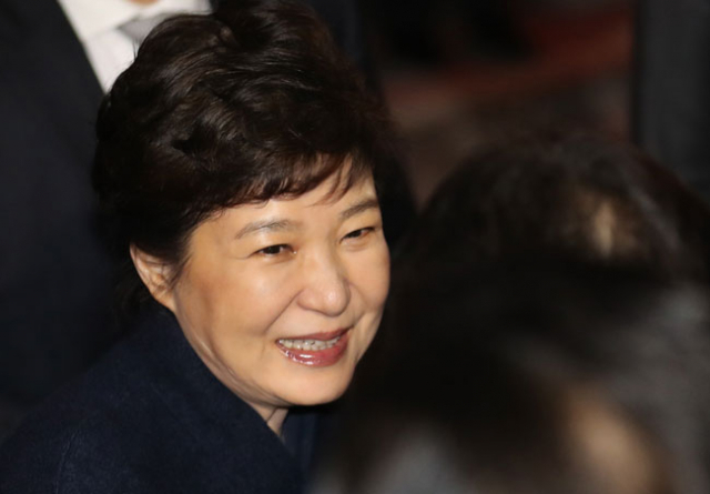 헌재의 탄핵심판 선고에서 파면당한 박근혜 전 대통령이 12일 오후 청와대를 떠나 서울 강남구 삼성동 사저에 도착하고 있다. 연합뉴스
