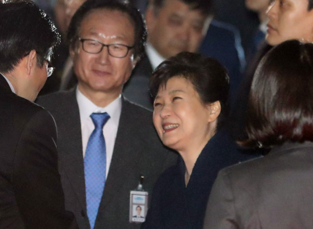 헌재의 탄핵심판 선고에서 파면당한 박근혜 전 대통령이 12일 오후 청와대를 떠나 서울 강남구 삼성동 사저에 도착, 지지자들과 인사하고 있다. 연합뉴스