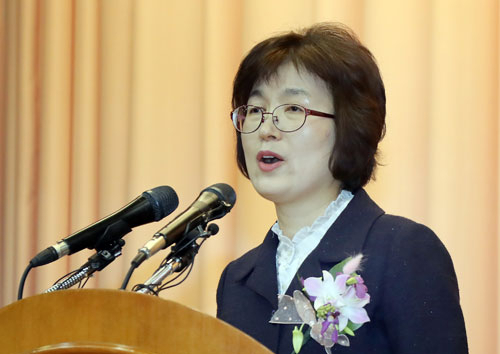 이정미 헌법재판소장 권한대행이 13일 오전 서울 종로구 재동 헌법재판소에서 열린 퇴임식에서 퇴임사를 하고 있다.연합뉴스