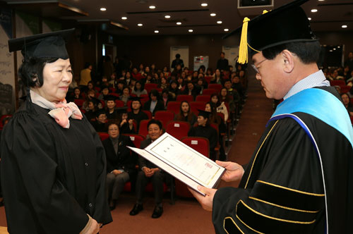 백선기 칠곡군수가 암 투병을 하면서 고희를 넘긴 나이에 사회복지학사 학위를 취득한 김옥조(왼쪽) 씨에게 학위증서를 수여하고 있다. 칠곡군 제공