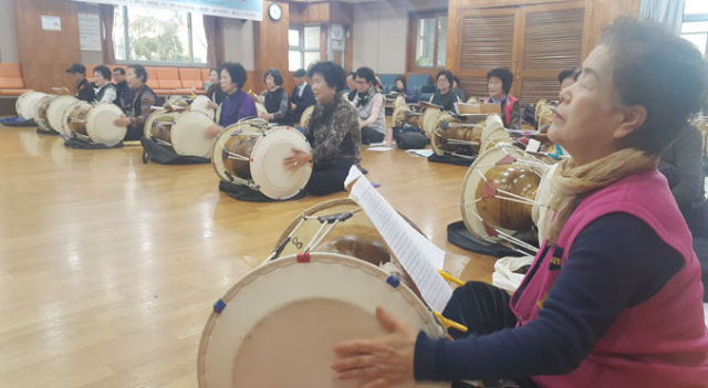 강북노인복지관 장구동아리는 회원들이 자발적으로 운영하는 취미활동 모임이다. 강북노인복지관 제공