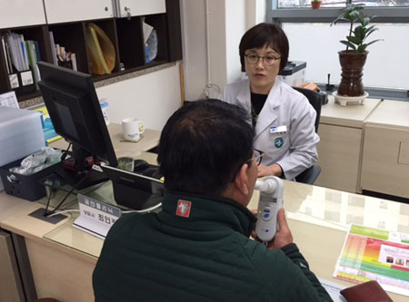 보건소가 운영하는 금연 클리닉을 방문한 흡연자가 상담을 받고 있다. 대구 북구보건소 제공