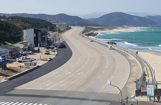 전신주 지중화 사업이 완료된 영일만2산업단지 도로 모습. 포항시 제공