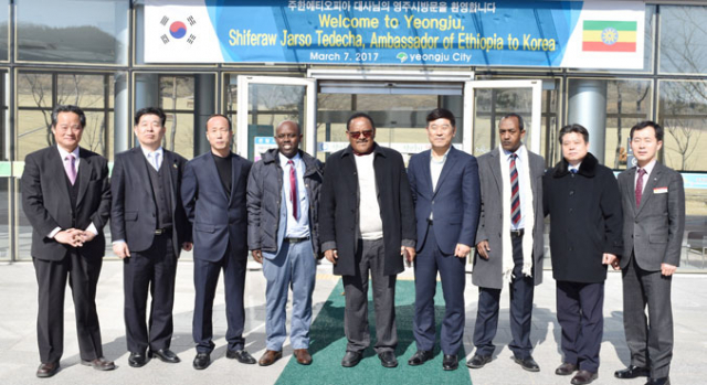 주한 에티오피아 대사 일행이 콩과학관을 방문, 기념사진을 촬영했다. 영주시 제공