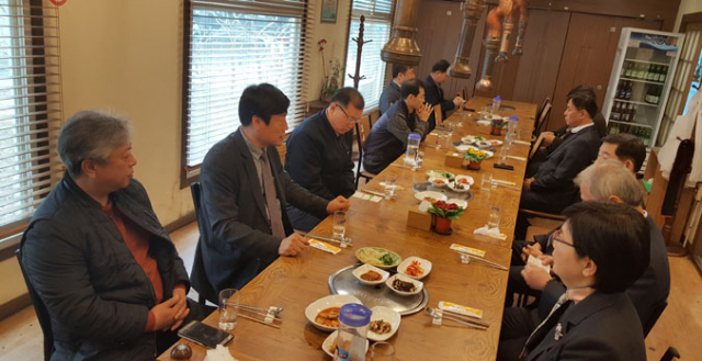 매일신문 동부지역본부 자문위원 대표회의에서 각 지역 대표들이 지역사회 현황과 언론의 역할 등에 대해 서로 견해를 나누고 있다. 신동우 기자