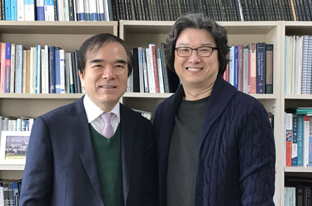 한국청소년학회 우수논문상 대상을 수상한 대구가톨릭대 심리학과 백용매(왼쪽) 교수와 허창구 교수.