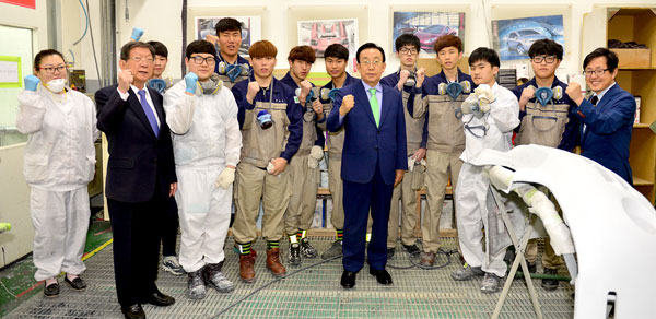 지난해 5월 김관용 경북도지사가 경북도립대학교 학교기업 라오닐에 방문해, 청년들과 함께 청년 일자리 문제 해결 의지를 다졌다. 경북도 제공