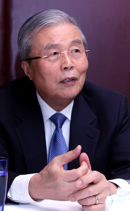 김종인 전 더불어민주당 비상대책위 대표가 14일 서울 소공동 롯데호텔에서 매일신문 취재진과 가진 단독 인터뷰에서 
