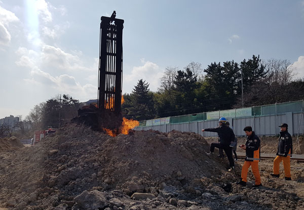 포항 폐철도 공원화사업 중 발견된 천연가스에 붙은 불이 8일째 활활 타오르고 있다. 배형욱 기자