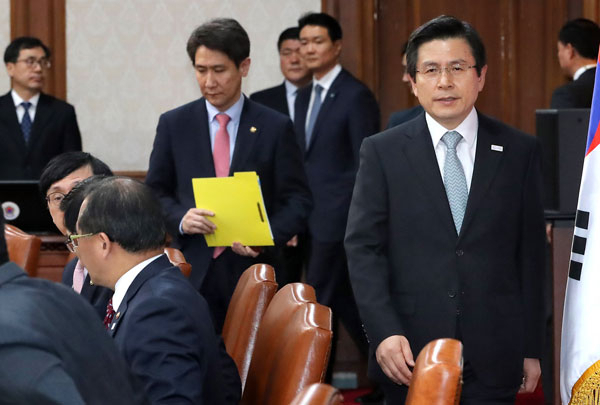 황교안 대통령 권한대행이 15일 오후 서울 세종로 정부서울청사에서 열린 임시 국무회의에 참석하고 있다. 황 권한대행은 또 이날 회의에서 대선 불출마 표명과 5월 9일을 대선일로 지정해 공고했다.연합뉴스