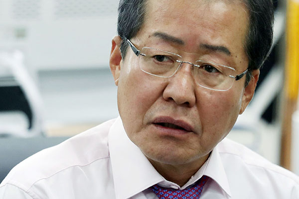 자유한국당 홍준표 경상남도지사는 대구 서문시장에서 대선 출마를 선언하기로 한데 대해 친박계 김진태 의원이 비판하자 