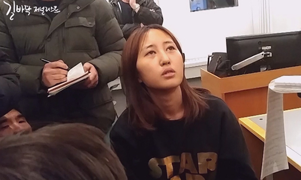 덴마크 검찰이 17일 정유라 씨의 한국 송환을 결정했다. 사진은 지난 1월 체포된 정씨가 구금 연장 심리가 열린 덴마크 올보르 지방법원에서 휴식시간 중 기자들과 인터뷰하는 장면. 유튜브 길바닥저널리스트 캡처·연합뉴스