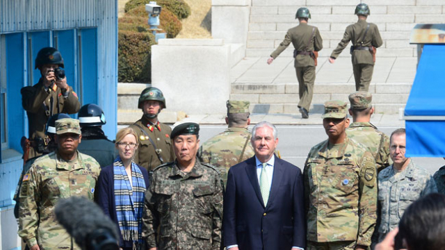 렉스 틸러슨(오른쪽 세 번째) 미국 국무장관이 17일 판문점을 방문, 빈센트 브룩스(오른쪽 두 번째) 한미연합사령관, 임호영(오른쪽 네 번째) 한미연합사부사령관 등 관계자들과 기념촬영을 하고 있다. 그 뒤편으로 보이는 북한군 병사 네 명의 각기 다른 모습들이 눈길을 끌고 있다. 왼쪽편에 있는 두 명의 북한군은 이들의 행동을 감시하려고 사진 촬영과 날카로운 눈매로 주변을 경계하고 있다. 또 틸러슨 미 국무장관 뒤로는 북한군이 도보로 이동하고 있다. (판문점 사진공동취재단=연합뉴스)
