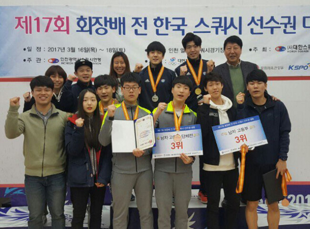 18일 끝난 제17회 회장배 전 한국 스쿼시 선수권대회에서 좋은 성적을 거둔 대구시청 유재진(뒷줄 오른쪽에서 두 번째), 이세현(뒷줄 오른쪽에서 세 번째)과 와룡고 입상자들. 대구스쿼시연맹 제공