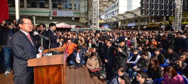 자유한국당 홍준표 경남도지사가 18일 오후 대구 서문시장에서 열린 대통령선거 출정식에서 대선 출마를 공식 선언하고 있다. 정운철 기자 woon@msnet.co.kr