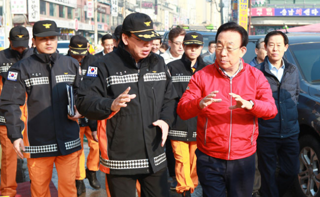 자유한국당 대선주자인 김관용(앞줄 오른쪽 첫 번째) 경북도지사가 19일 오전 인천 소래포구 어시장 화재현장을 방문, 안영석 남동공단 소방서장으로부터 피해 규모에 대해 보고받고 있다. 연합뉴스