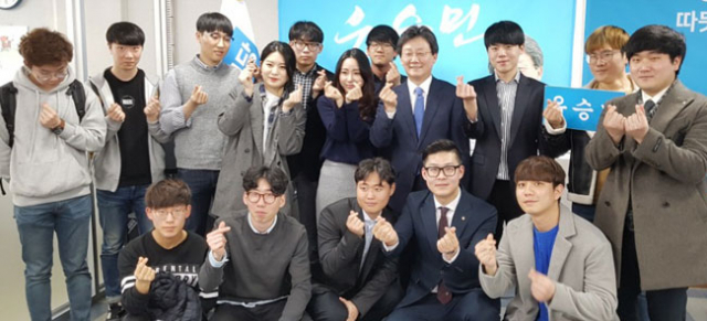 바른정당 대통령 선거 경선 후보인 유승민 의원이 19일 오후 대구시당 당사에서 정치에 관심 있는 지역 대학생 모임인 