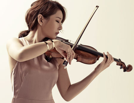 화장품 모델로도 활동할 만큼 대중적 인기를 누리고 있는 바이올리니스트 신지아가 수성아트피아에서 신춘음악회를 개최한다.