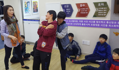 구미청소년경찰학교에 입교한 구미종합복지관 학생들이 장희진 청소년전문상담사와 함께 