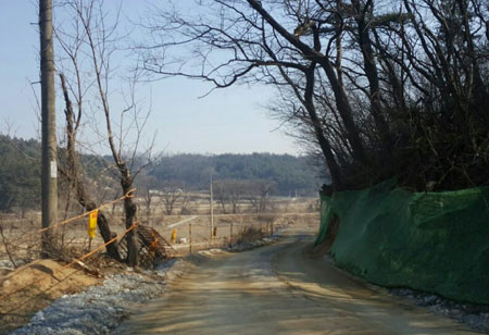 대림산업이 농로길을 불법으로 훼손해 공사장 진입도로로 사용하고 있다.