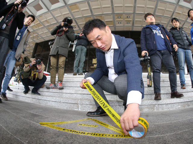 박근혜 전 대통령의 검찰 소환을 하루 앞둔 20일 오전 서울 서초구 서울지방검찰청 청사 앞에서 취재진이 포토라인을 설치하고 있다.연합뉴스