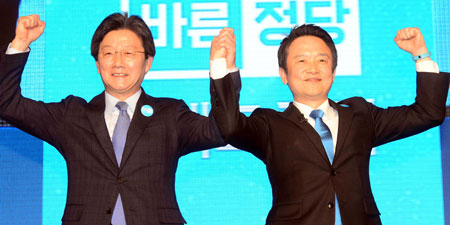 21일 부산국제여객터미널 5층 컨벤션센터에서 열린 바른정당 영남권 정책토론회에서 대권 주자인 유승민(왼쪽) 의원과 남경필 경기도지사가 인사하고 있다. 연합뉴스