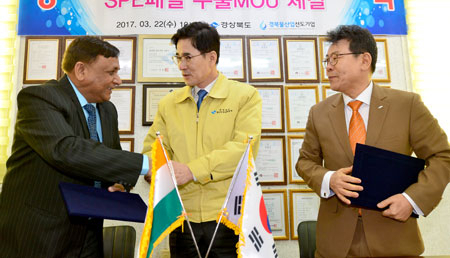 22일 경북의 물 산업 기업 ㈜복주가 안동공장에서 인도 TPM과 SPE패널 수출 MOU를 체결했다. 경북도 제공