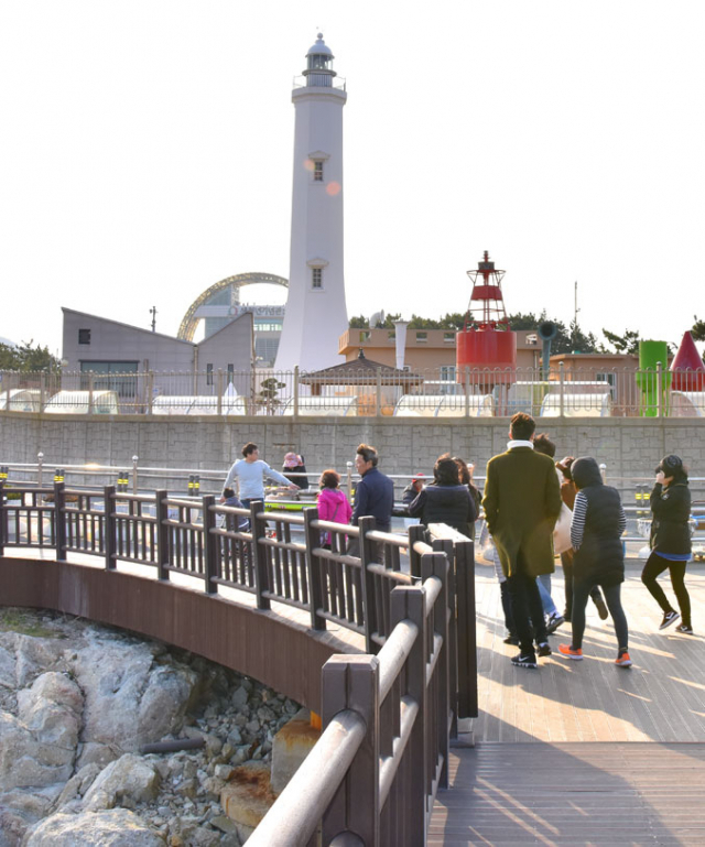 호미곶등대 주변 바다 전망대는 늘 관광객들로 붐빈다.
