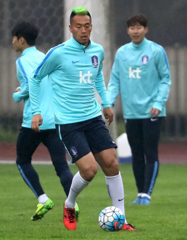 23일 열리는 2018 러시아 월드컵 예선 중국전을 앞둔 한국 대표팀의 김신욱이 중국 창사 후난시민운동장에서 팀 동료와 훈련하고 있다. 연합뉴스