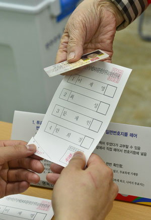 더불어민주당 제19대 대통령선거 후보자 경선 전국동시현장투표가 실시된 22일 대구 수성구선관위에서 한 당원이 기표를 하기 전 투표 용지를 받고 있다. 우태욱 기자 woo@msnet.co.kr