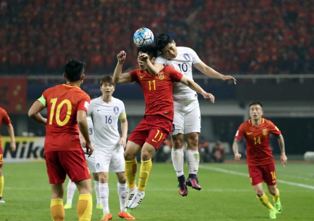 23일 중국 후난성 허룽스타디움에서 열린 2018 러시아월드컵축구 아시아 지역 최종예선 6차예선 A조 한국과 중국의 경기에서 한국 남태희가 공중볼을 다투고 있다. 2017.3.23/연합뉴스