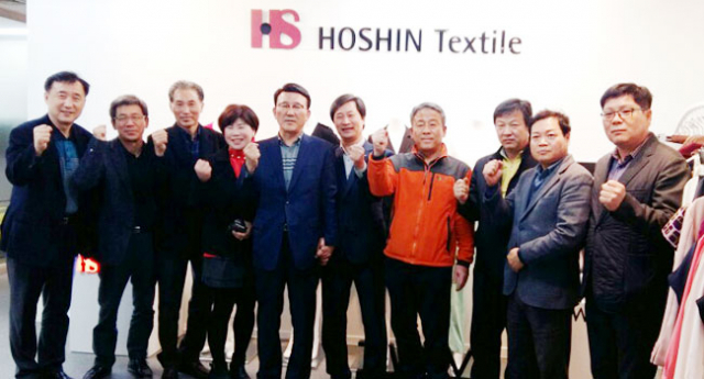 대구경북섬유직물공업협동조합과 대구경북침구류협동조합이 지난 22일 오후 지역산 원단을 구입해 고기능성 침장을 만든다는 내용의 업무협약을 맺었다. 대구경북섬유직물공업협동조합 제공