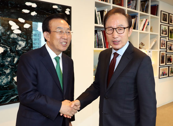 자유한국당의 대선 주자인 김관용(왼쪽) 경북도지사가 24일 오전 서울 강남구 이명박 전 대통령 사무실을 방문해 인사를 하고 있다. 연합뉴스