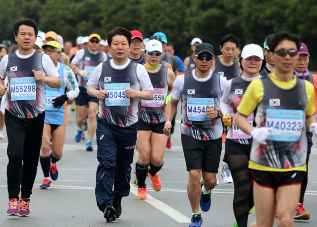 권영진 대구시장이 25일 열린 2017대구세계마스터즈 실내육상경기대회 하프 마라톤에 참가, 국민 마라토너 이봉주, 참가자 등과 함께 코스를 달리고 있다. 대구시 제공