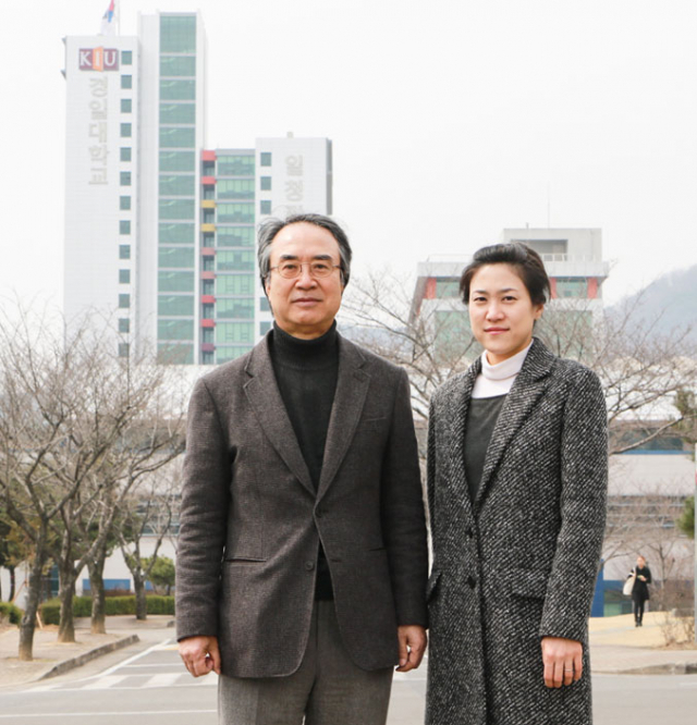 최무혁(왼쪽) 경일대 석좌교수와 최동희 교수.