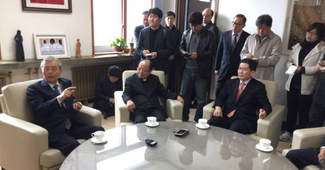 천주교 대구대교구를 찾은 김종인 전 대표는 담수회를 방문하고 지역인사 간담회 등의 일정을 소화하고 서울로 돌아갔다. 장성혁기자