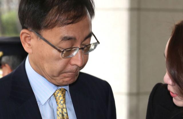 김수남 검찰총장이 27일 오전 서울 서초구 대검찰청사로 출근하며 기자들의 질문을 받고 있다. 연합뉴스