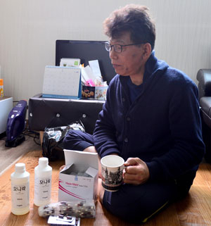 윤호상(가명) 씨가 약을 먹고 있다. 윤 씨는 간경변 말기로 간 이식을 받아야 하는 처지다. 김영진 기자 kyjmaeil@msnet.co.kr